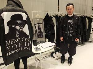 Just In Case ２００７年にスタートした独自の世界観を持つブランド。デザイナーのジャスティン・チョウさん(=写真)によると今季のテーマは「ファストファッションに対する戦い」。戦いの名の通り、デザインには軍隊の使用するタグやリュックなどが素材として使用されている。
