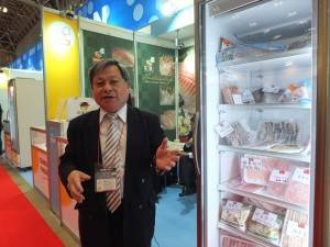 台湾産海産物について話す允偉興業股份有限公司の蔡俊雄会長