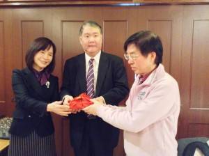 左から埼玉台湾総会前会長の林月理さん、台北駐日経済文化代表処の王東生僑務部長、埼玉台湾総会の会長に就任した周東さん