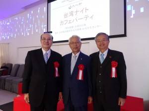 駐日代表處台北文化中心顧問朱文清(左)、大阪府議日華親善議員聯盟會長永野孝男(中)、駐大阪辦事處處長蔡明耀(右)