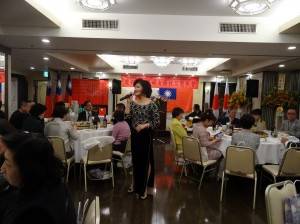 旅日歌手寒雲現場演唱多首歌曲 帶動氣氛