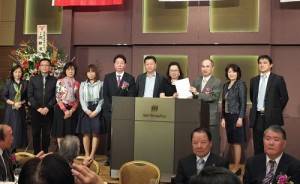 駐日副代表余吉政（右３）代表僑委會委員長陳士魁頒發感謝狀給商會成員，感謝僑商對高雄氣爆災區的援助與關心