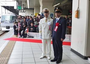 台鐵餐旅服務總所總經理黃振照（左）特別向西武鐵道池袋車站管區長土屋敏行道賀