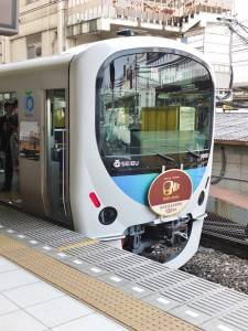 臨時電車的車頭掛有紀念開業百周年的招牌