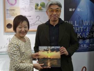台北市文化局長倪重華（右）和橫濱市文化觀光局長中山ＫＯＺＵＹＥ互換紀念品
