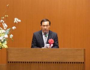 橫濱中華學院校長馮彥國致詞歡迎新生加入該校
