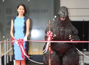 長澤雅美和12年未見的哥吉拉同台(TM & ©TOHO CO., LTD.)
