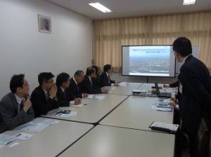 嘉義市訪團聽取橫濱市政府官員解說「智慧都市」的概念