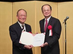 駐日代表沈斯淳（右）代表僑委會委員長陳士魁頒發感謝狀給東京崇正公會會長劉得寬