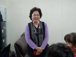 婦女會會長俞秀霞抽空到場問候僑胞