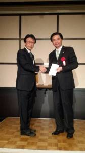 日本台醫人協會會長大山青峰（左）親自將三僑會聯合聲明交給民進黨秘書長吳釗燮