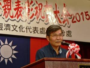 駐那霸辦事處處長蘇啟誠致詞恭喜獲獎模範母親