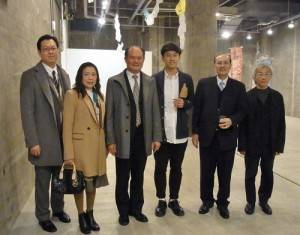 駐處處長粘信士伉儷（左２、３）偕同秘書傅國華（左１）和台北文化中心主任朱文清（右２）到橫濱藝術銀行與駐村藝術家許喬彥（右３）進行交流（圖右１為橫濱藝術銀行副代表溝端俊夫）