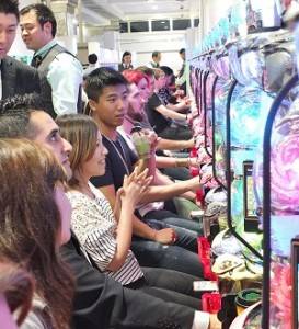 日本柏青哥連鎖店「MARUHAN」找來30位外國客試玩,體驗柏青哥文化