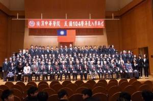 與會賓客與８５位新生合影留念