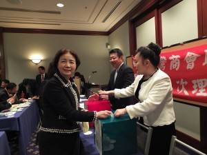 和王明裕一起角逐總會長一職的琉球台灣商工協會前任會長新垣旬子,投下神聖的一票