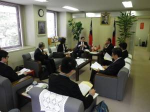 駐橫濱辦事處處長粘信士向嘉義市長涂醒哲等人，說明目前台灣與神奈川縣和靜岡縣的交流概況