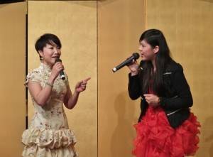 客家歌手徐子雁和楊心彤演唱客家小調，炒熱現場氣氛