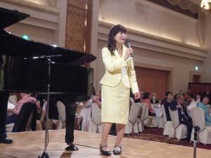 主辦單位GoldenWave副會長桑原妙子致詞歡迎台灣合唱團參加