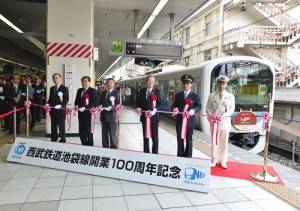 左起為西武鐵道社長若林久、飯能市長大久保勝、西武控股社長後藤高志、豐島區區長高野之夫、台鐵餐旅服務總所總經理黃振照和西武鐵道池袋車站管區長土屋敏行等人，出席剪綵儀式