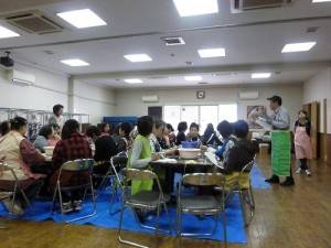 現場有超過４０位華僑學習包粽子技巧