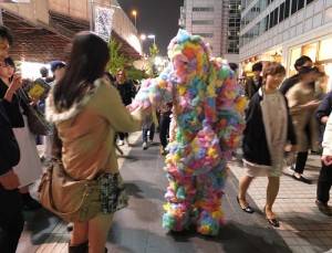 六本木藝術夜的街頭上到處可見藝術家隨性的表演