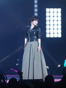 石原里美打頭陣開場走秀，一出場就引起尖叫聲