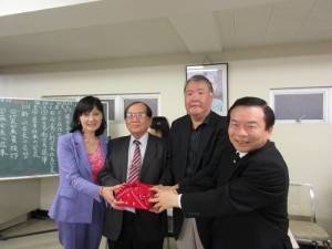 在駐日代表處僑務組組長王東生（右２））的監交下，從前任留日台灣同鄉會會長蘇成宗（右１）接棒給新任會長尹世玲（左１）（圖左２為選考委員長莊（左２）