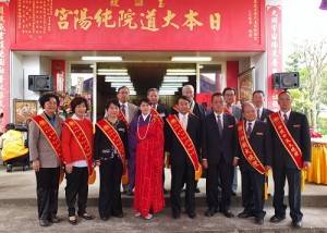 立法委員王惠美（左１）、鄭汝芬（左２）和楊瓊瓔（左３）專程抵日參加法會，並和玄門法師（左４）及台日與會賓客合影