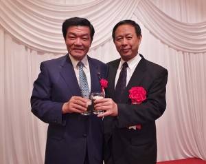 駐日副代表徐瑞湖與眾議員伊東良孝（左）在會上進行交流
