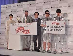 軟體銀行社長宮內謙（右３）在記者發佈會上發表軟銀的新機種與新服務