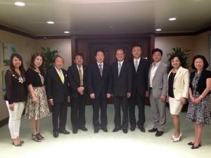 東京台灣商工會會長陳慶仰（左５）率領幹部拜會駐日代表沈斯淳（右５）