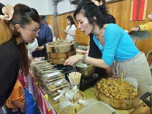 現場的美食攤位接由各年級家長料理販售，間接促進家長間的情誼