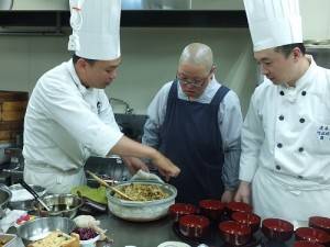 由台灣主廚指導法師製作素食料理