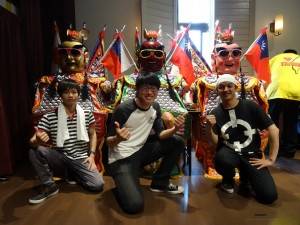 負責三太子的三位留學生。左起阮裕民、翁慶銓，蔡宜庭，異口同聲表示很光榮，很高興將台灣的傳統文化介紹給日本民眾。