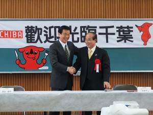 握手を交わす森田健作千葉県知事(左)と立法院の王金平院長(右)