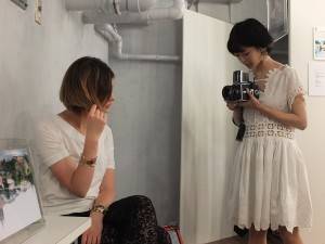 高松リナさんを撮影するRuiさん。女子会で見せた笑顔と一転、撮影するときの表情は真剣そのもの！