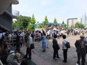 会場を待つ来場者で長蛇の列が出来ていた