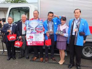 2-4-C　現場で台鉄弁当の販売を見守った京急ショッピングセンターの宮木社長（写真右）ら職員