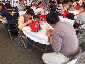 休憩所では台鉄弁当を味わう人が沢山！