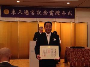 僑務顧問李忠儒因研發改良【糖醋白薑片】獲此殊榮