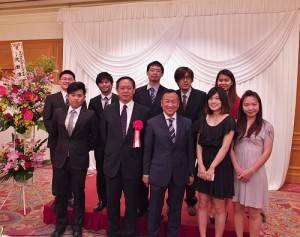 台灣留學生亦受邀到場和台日人士進行交流（前排右３為會長大江康弘、左２為駐日副代表徐瑞湖）