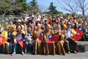 日本佛光山滿潤法師（前排右３）率領僑民、信眾特別到場為普門中學的選手加油打氣