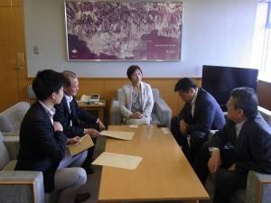 駐橫濱辦事處處長粘信士歡迎伊東市議會議長鳥居康子(圖中央)組團訪台