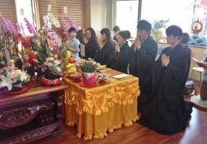 團拜禮畢後，也有信眾個別繼續誦經祈福