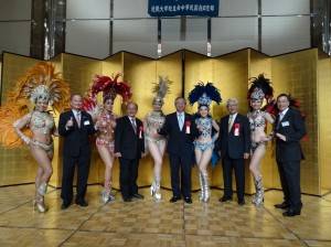 來賓與國際交流中心森巴舞蹈成員合影