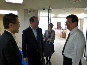 駐橫濱辦事處處長粘信士（中）和台貿中心東京所長吳俊澤（左）與靜岡縣知事川勝平太（右）交流