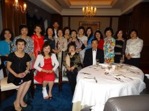 前排左起 駐日代表夫人林則媛、世華日本分會名譽會長謝美香、總統府國策顧問施郭鳳珠與夫婿施慶桂
