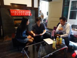 駐大阪辦事處領務秘書鄭如君及移民秘書蕭宗欽到場辦理領務及移民服務