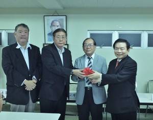 在駐日代表處僑務組組長王東生（左１）和選考委員長莊海樹（右２）的監交下，前任會長李維祥（左２）將印信交接給新任會長蘇成宗（右１）